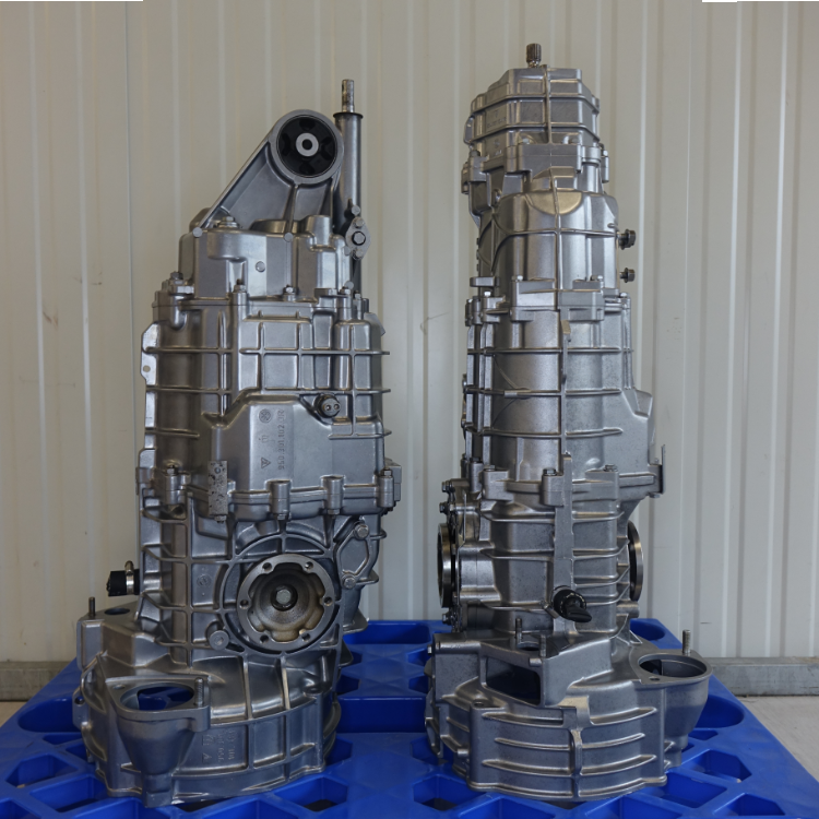 Zwei aufbereitete Getriebe von Porsche