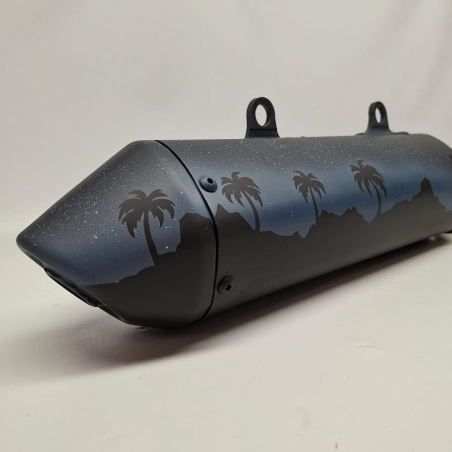 Schwarze Brembo-Bremse mit rotem Logo, kompakte Bauform und präzise Details.